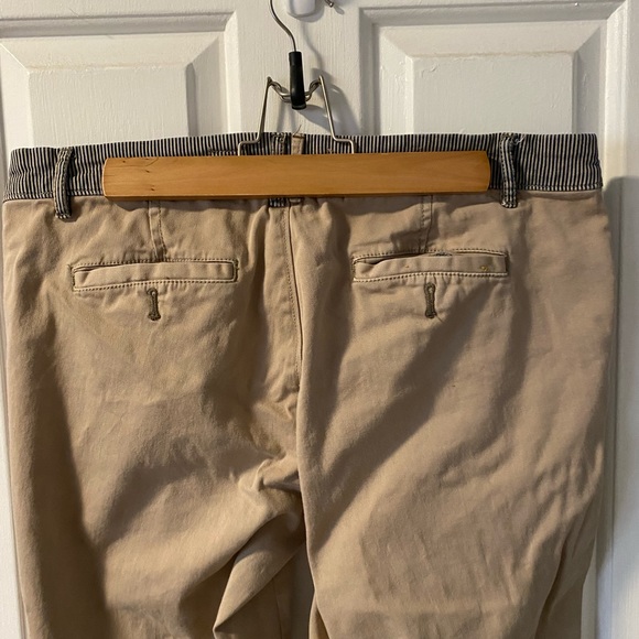 Straight-legged boyfriend fit chinos with navy seersucker accents - Picture 4 of 5